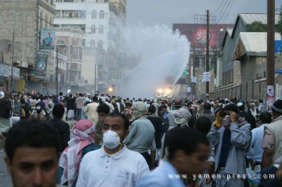 عربات مكافحة الشغب تطلق المياة العادمة (يمن برس - خاص)