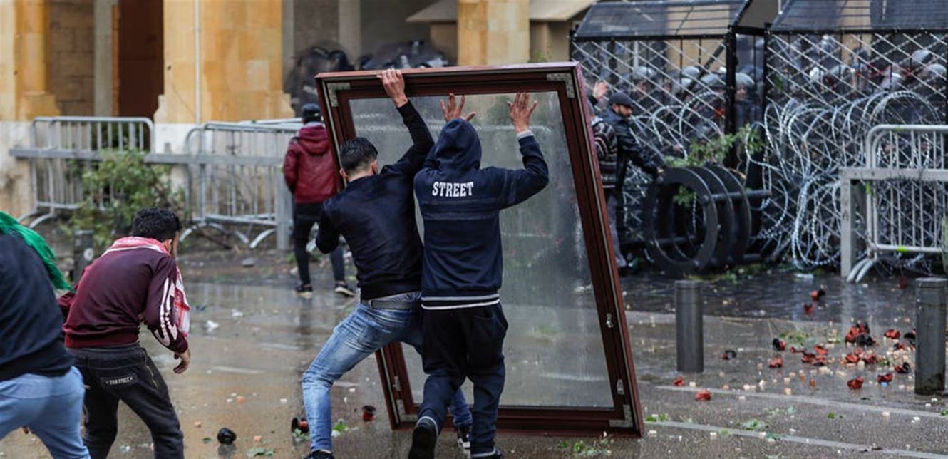 400 جريح في مواجهات وسط بيروت بلبنان في أعنف يوم منذ بدء الاحتجاجات