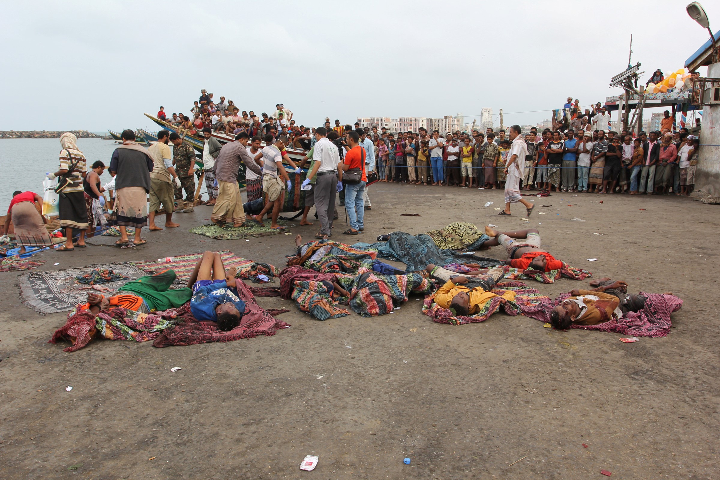 اتهامات للحوثيين بإرتكاب مجزرة دامية بحق 42 لاجئ صومالي قبالة ساحل الحديدة ..تفاصيل