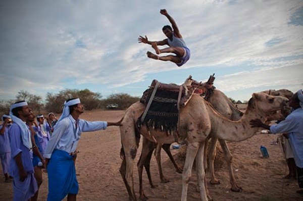 يمني يقفز في الهواء يثير استغراب الصحافة الأمريكية! (صورة)