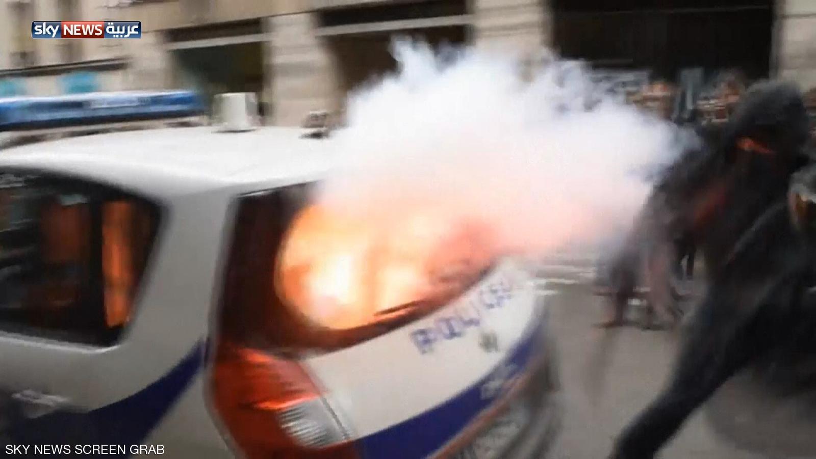 بالفيديو.. هجوم بالحديد والنار على الشرطة الفرنسية