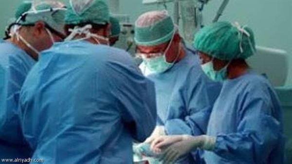 فريق طبي سعودي يجري عملية استئصال ورم بالدماغ لمريضة يمنية