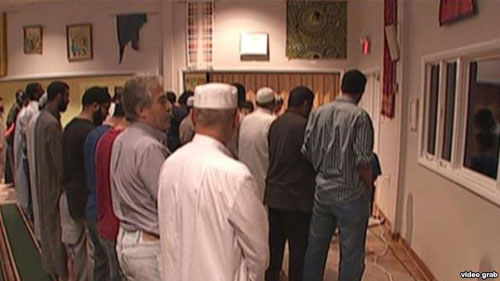 في أمريكا الكافرة يصلي المسلمين التراويح في الكنيسة المسيحية .. شاهد الفيديو
