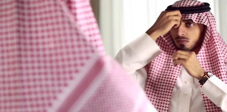 السلطات السعودية تحذر موظفيها من العمل بدون «شماغ» والتعرض للتحقيق والتعهد