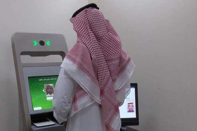 الداخلية السعودية تكشف عن جهاز خدمة ذاتية لإنهاء إجراءات المسافرين في المطارات بدلاً من موظفي الجوازات (فيديو)