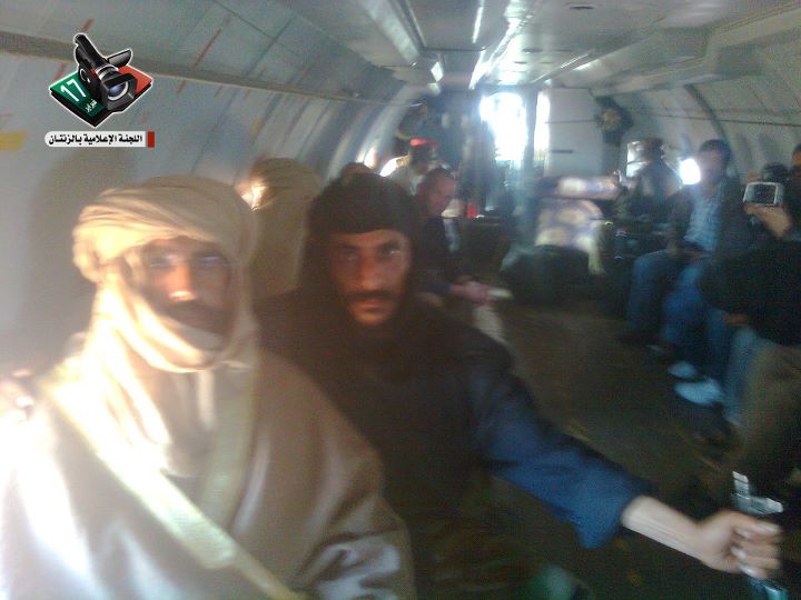 صورة لسيف الإسلام القذافي اثناء نقله في طائرة إلى مدينة الزنتان 