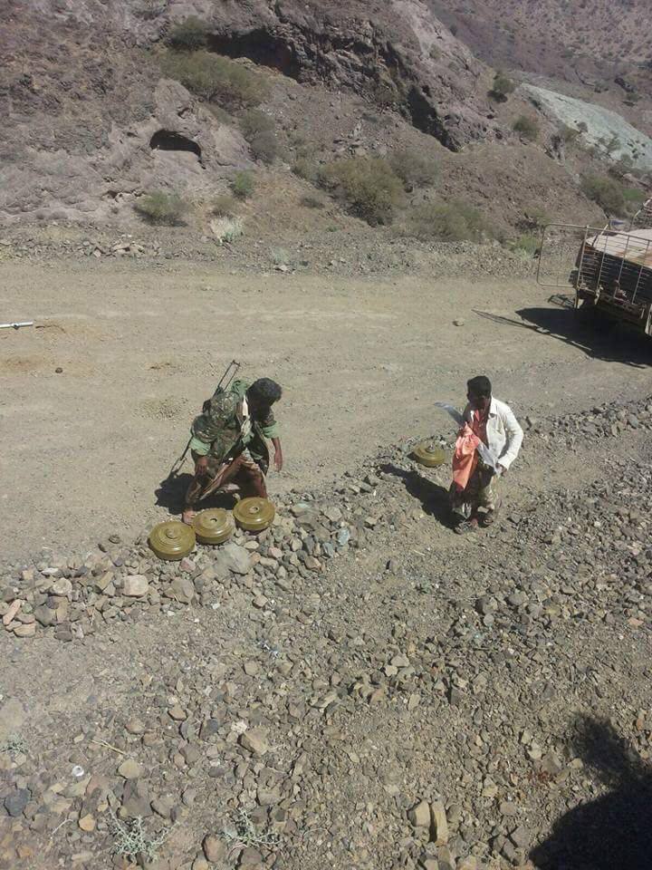 أفراد المقاومة يفككون الألغام في الوازعية بعد طرد مليشيات لحوثي وصالح منها (صور)