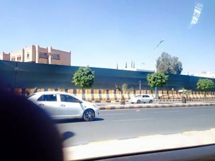 ما هو سر نقل الحوثيين الكتل الخرسانية من أمام منزل الرئيس هادي بصنعاء إلى شارع الزبيري