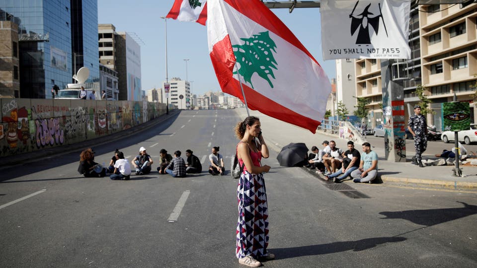 متظاهرون يقطعون الطرقات 