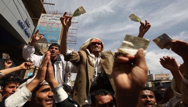 البنك المركزي اليمني يدفع رواتب الموظفين بنقود تالفة أعادت الملي