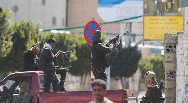 مسلحون حوثيون يطلقون النار باتجاه قوات تابعة للجيش اليمني تقوم ب