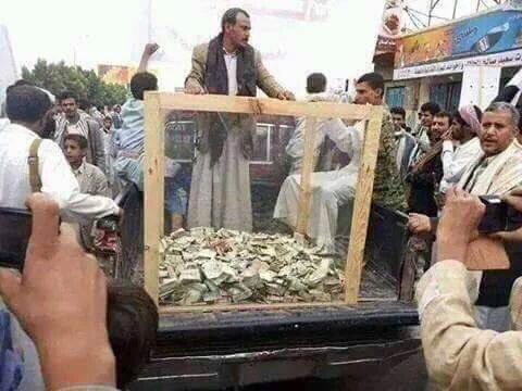 صورة وحدث: الحوثيون يشحتون أموال الناس لتغطية نفقات الحرب رغم نهبهم 7 مليار دولار من البنك المركزي