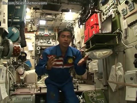 رائد فضاء يصلي داخل محطة الفضاء الدولية رغم انعدام الجاذبية (فيديو)