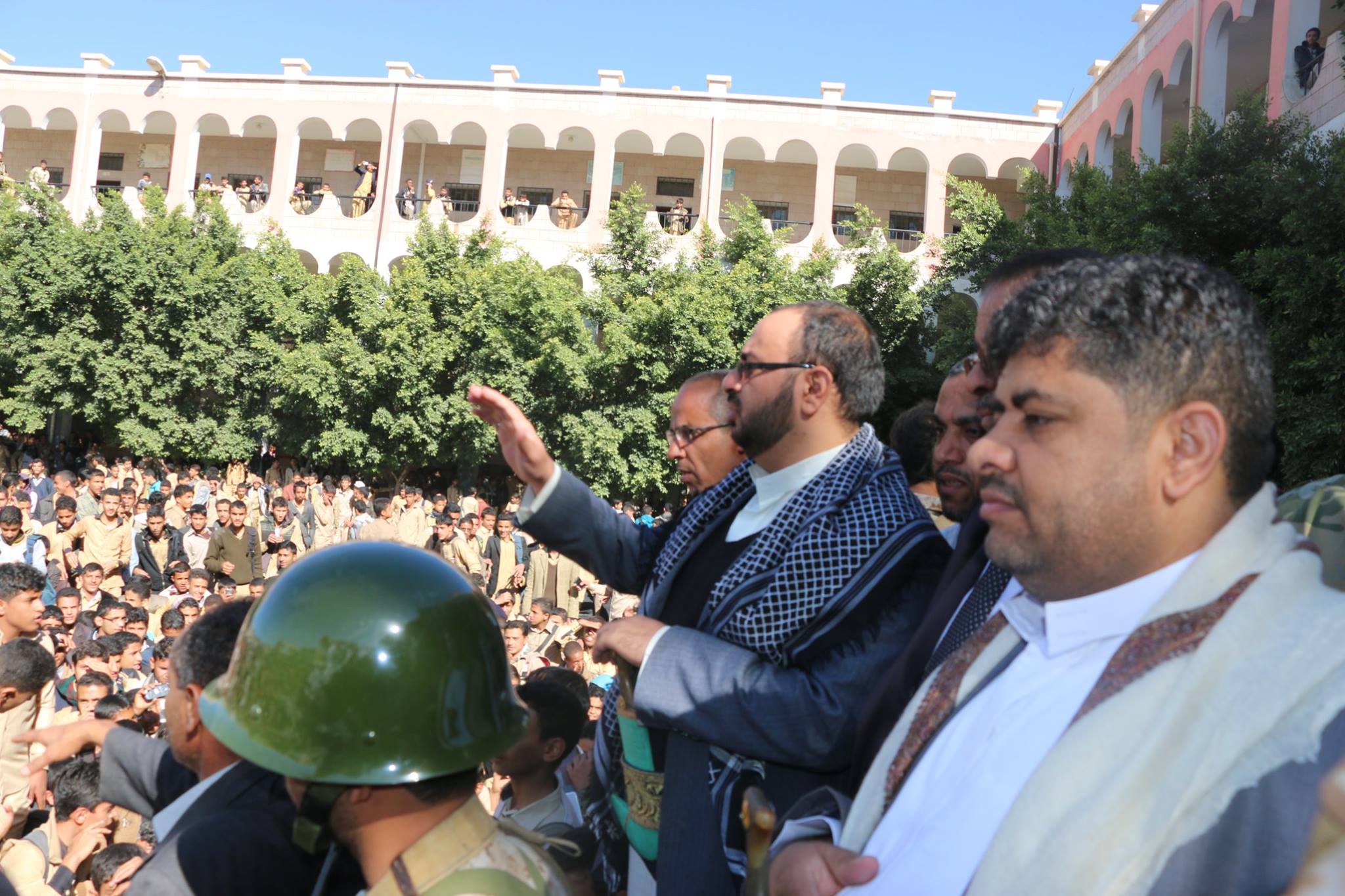 الانقلابيون يبدؤون فصل عدد كبير من المعلمين في صنعاء وإحلال \