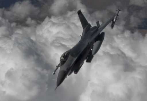 طيران التحالف يستهدف منزل مواطن جنوب صنعاء ويقتل 5 من اسرة واحدة
