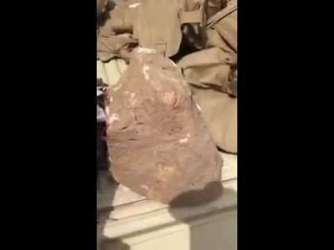 بالفيديو.. الجنود يعثرون على قنابل والغام مخادعة على هيئة صخور من صنع الحوثيين