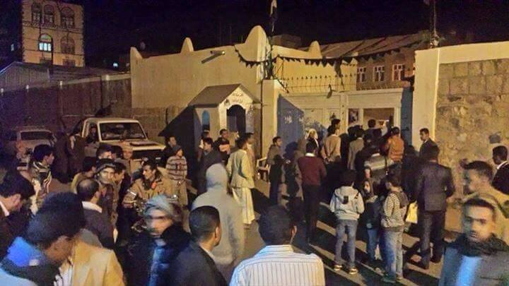 اعتصام سابق لنشطاء أمام قسم شرطة تستخدمه مليشيات الحوثي لأحتجاز 