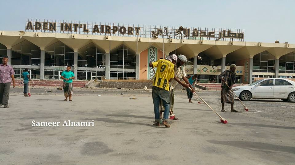 شباب المقاومة يقومون بتنظيف مطار عدن من مخلفات الحرب وإعادة تأهي