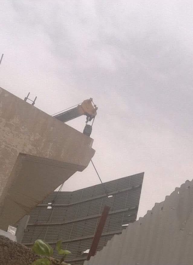الحوثيون بصنعاء يبدأون بازالة منزل صالح وبيع السواتر الحديدة
