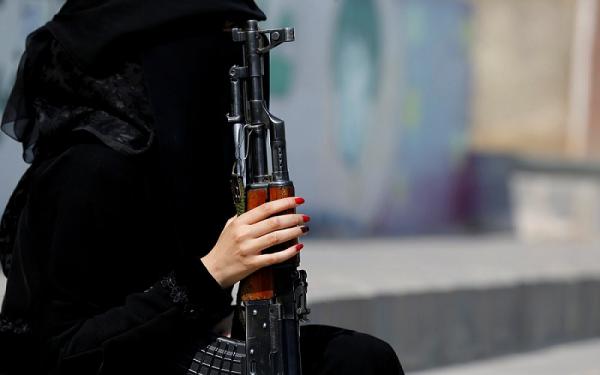مليشيات الحوثي تجنّد فتيات للإيقاع بناشطين وإعلاميين وسياسيين مُحاكاة لـ «الموساد»