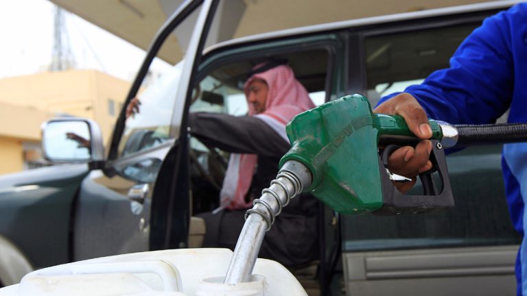السعودية تخفض أسعار البنزين ابتداءً من اليوم