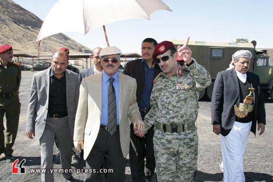 أول صورة علنية لعلي عبدالله صالح ونجله أحمد منذ إندلاع ثورة التغيير في اليمن