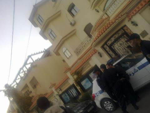 الأمن الجزائري يقتحم السفارة اليمنية بالجزائر ويفرق اعتصام للطلاب