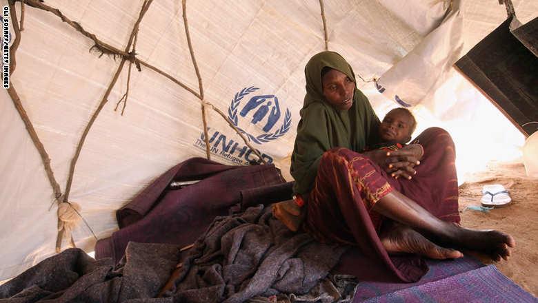 لاجئة صومالية مع ابنها في مخيم للاجئن في كينيا عام 2011، حيث أتى