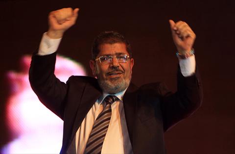 محمد مرسي يحيي مؤيديه خلال تجمع انتخابي في القاهرة