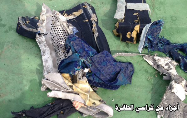 الجيش المصري ينشر أولى الصور لحطام الطائرة المصرية ومتعلقات بعض الركاب