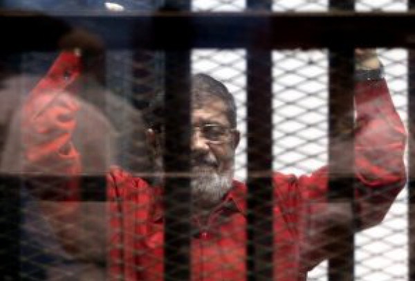 مرسي باللباس الأحمر لأول مرة اليوم أمام المحكمة