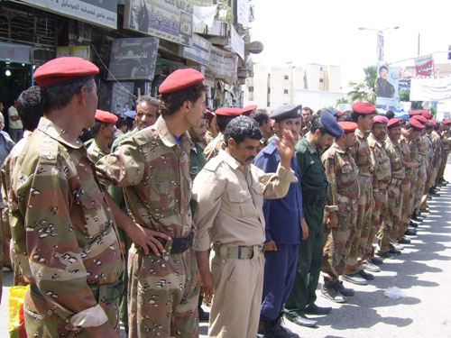 اليمن : العسكريون المنضمون للثورة يطالبون العلماء بفتوى تجيز لهم الجهاد لإنتزاع حقوقهم