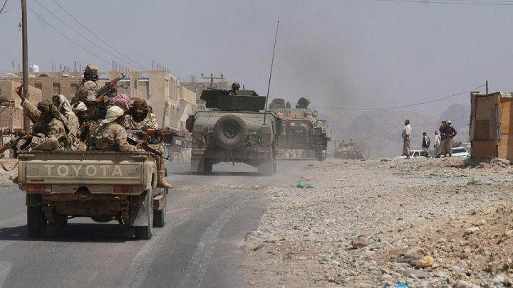 عربات للجيش ومليشيات الحوثي في مواجهات مع القبائل والقاعدة بمحاف