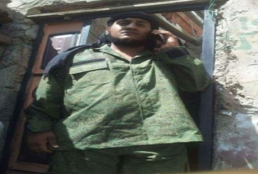 «مرعب الحوثيون» بتعز يعود الى المعركة بعد إصابته برصاصة قناص بالصدر