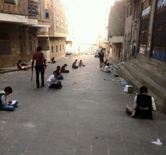 صورة وحدث: طلاب يؤدون اختباراتهم بطرقات تعز بعد قصف الحوثي مدرستهم