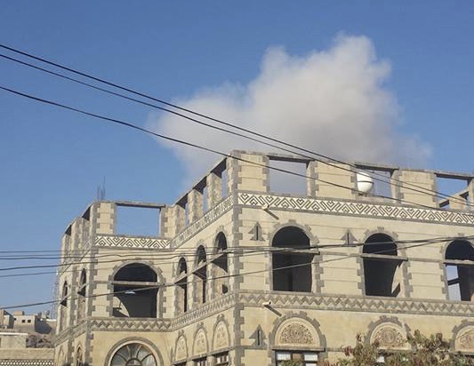 طيران التحالف العربي يشن غارتين عنيفتين على مبنى التلفزيون الحكومي بصنعاء