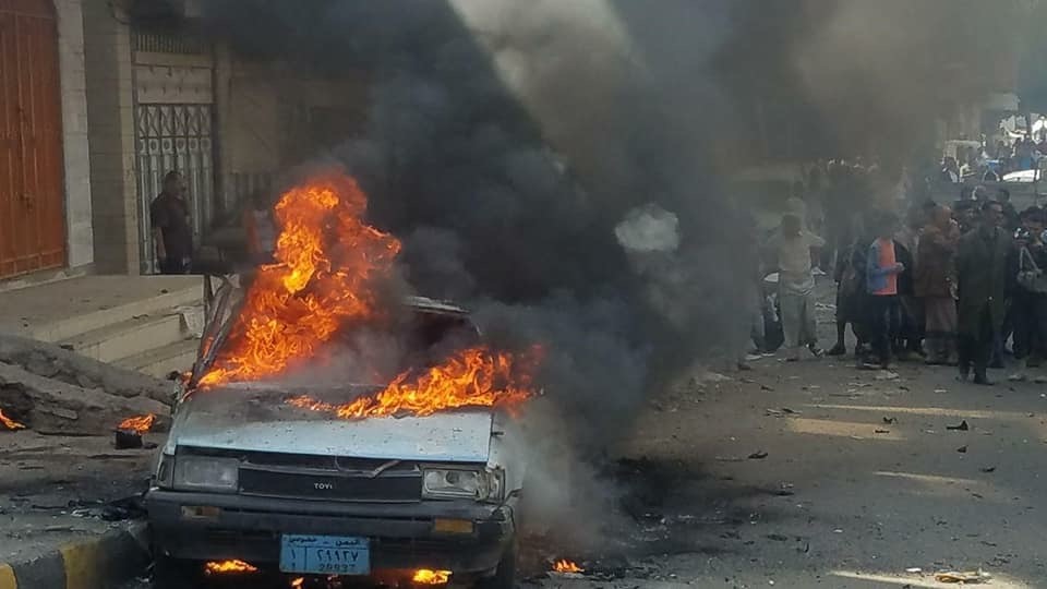 مقتل امرأة وإصابة 12 أخرين واحتراق سيارة جراء سقوط قذيفة حوثية وسط مدينة بتعز (صور)