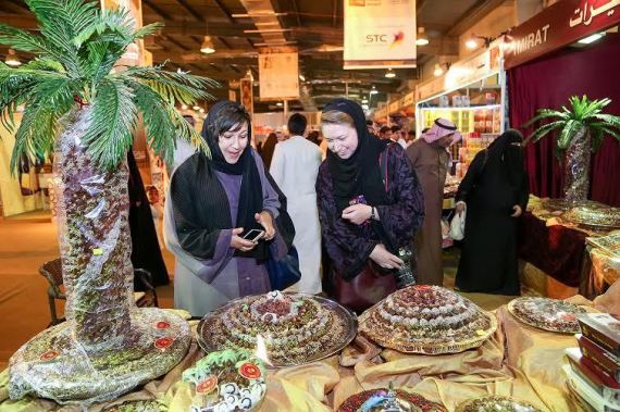 مهرجان سعودي يعلن توصيل التمور للقوات السعودية التي تقاتل الحوثيين مجاناً