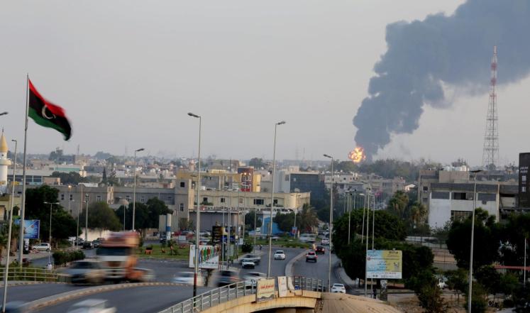 تصاعد الدخان قرب مطار طرابلس بعد قصفه (الأوروبية-أرشيف) 