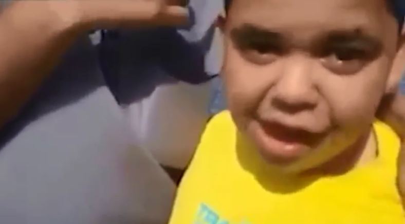 فيديو: شاهد طفل أردني يبكي عند مشاهدته علم إسرائيل يرفرف فوق مدينة فلسطينية