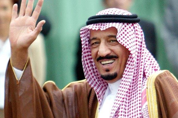 الملك سلمان يرحب بعودة الحكومة إلى عدن