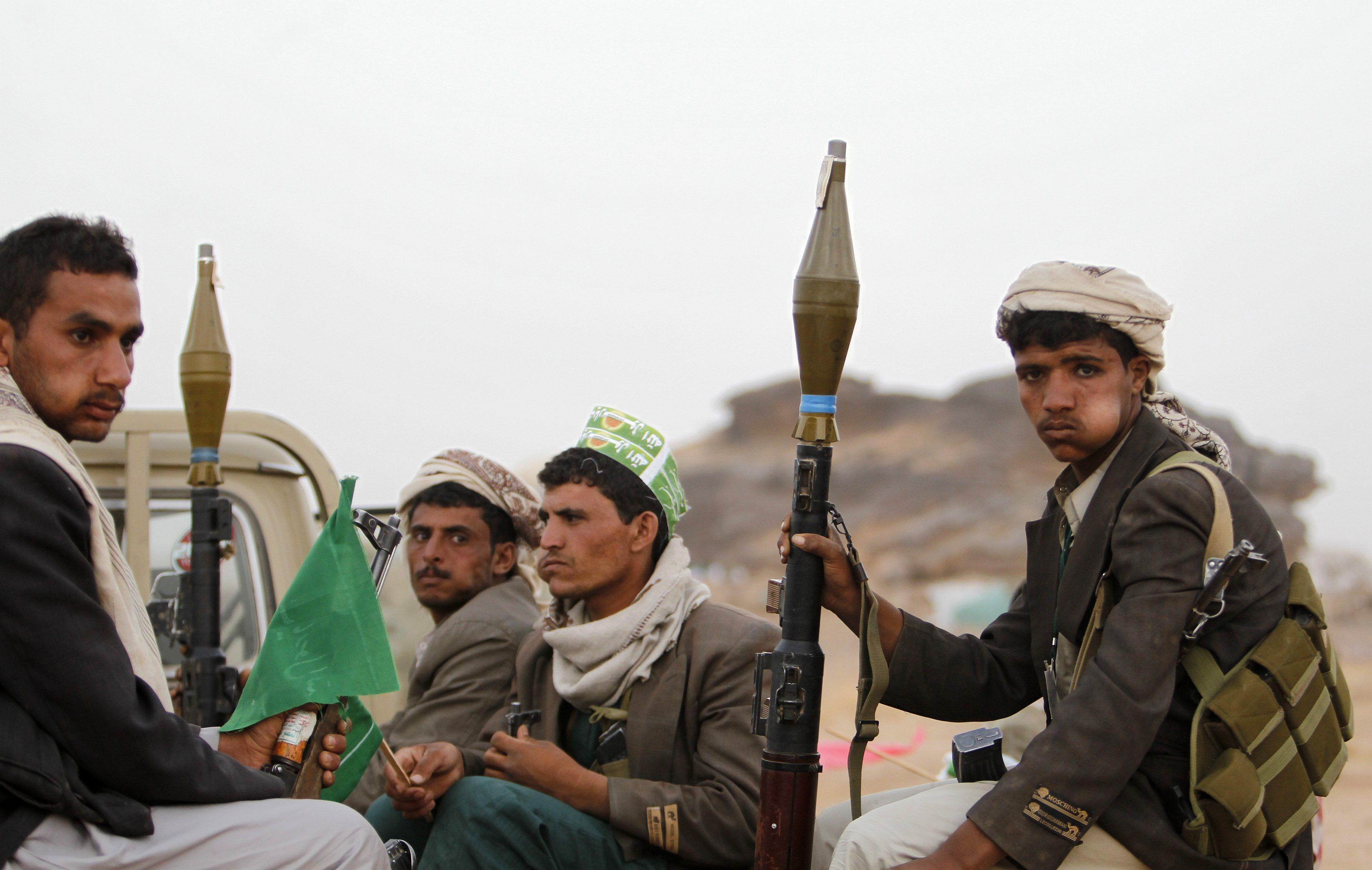 الحوثيون يقدمون على هذه الخطوة العاجلة لمنع اندلاع ثورة شعبية