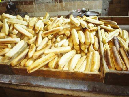 وزارة الصناعة تلزم المخابز في عدن ببيع الخبز بالكيلو جرام 