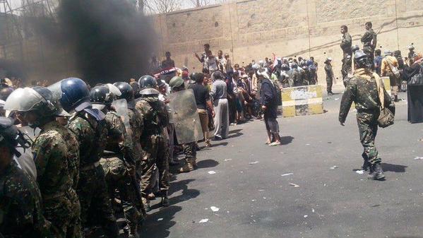 تعز: أنباء عن ضحايا في اعتداءات لمسلحين على المتظاهرين أمام معسكر قوات الأمن الخاصة