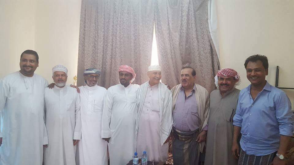 ظهور جديد لوزير الدفاع الأسبق «محمد ناصر» يتوسط قيادات عسكرية وحراكية موالية للحوثيين