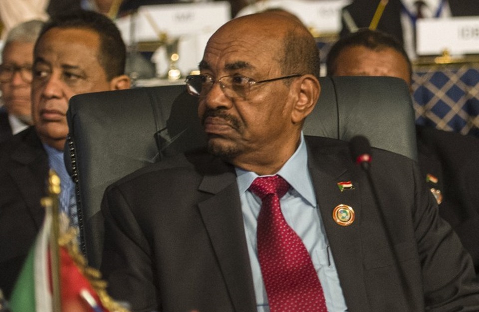 الرئيس السوداني يؤكد مصادرة مدرعات مصرية كانت بحوزة مسلحين في إقليم دارفور