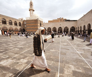 يمنيون يتجمعون في المسجد الكبير بالعاصمة صنعاء