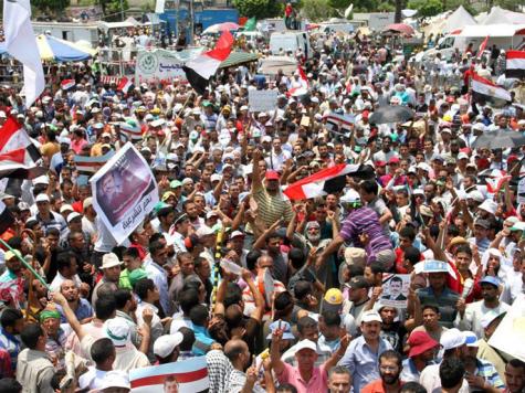 أنصار الرئيس المعزول محمد مرسي يعتصمون في الشوارع مطالبين بعودته