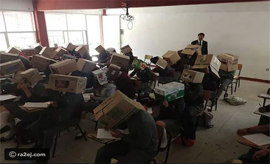 معلم يغطي رؤوس الطلاب بصناديق كرتونية لمنعهم من الغش في المكسيك‏