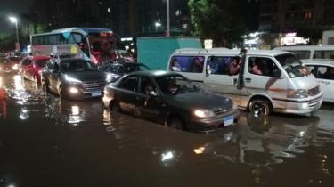 غرق الشوارع بسبب الأمطار يثير إنتقادات وسخرية لاذعة في مصر 